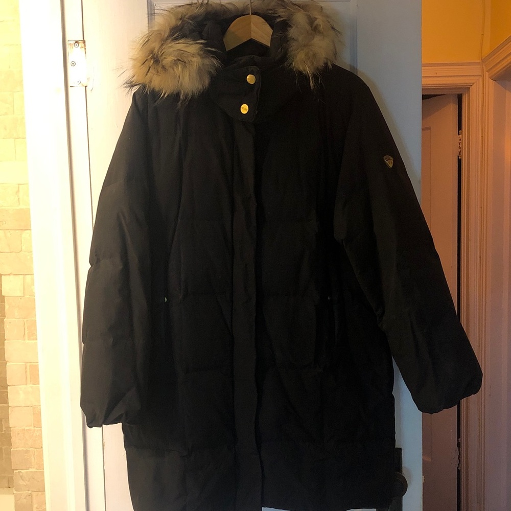 Elegant Black Puffer Coat with Fur Trim